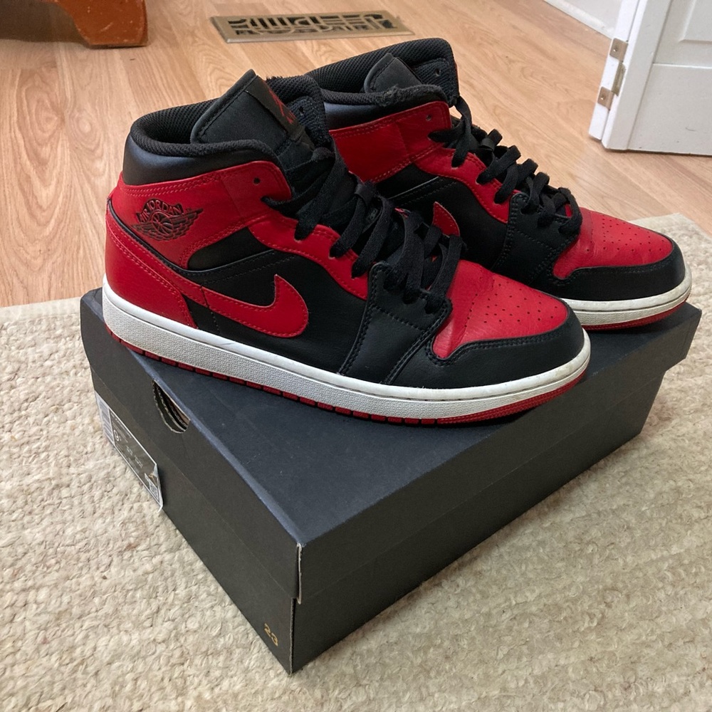 Black and Red Retro Air Jordan’s size 9.5 Mens